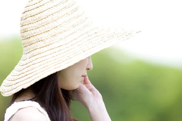 屋外のウィッカーハットで美しい日本の若い女性の肖像画 — ストック写真