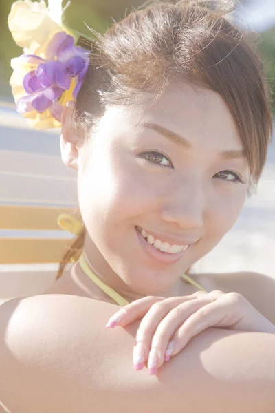 Hübsche Japanerin Badeanzug Ruht Sich Tagsüber Strand Aus Sommerferienkonzept — Stockfoto