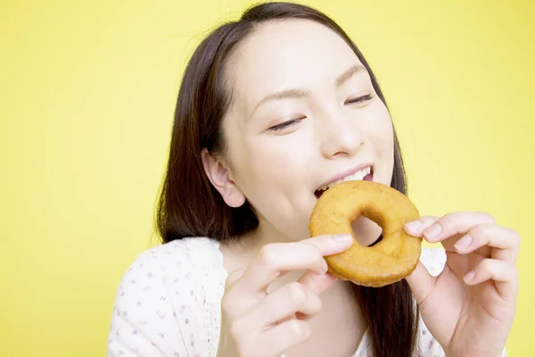 Ung Asiatisk Kvinna Äta Donut — Stockfoto