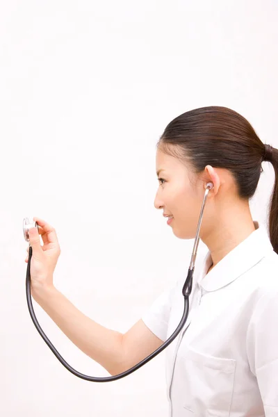 年轻的亚洲女医生用听诊器 — 图库照片