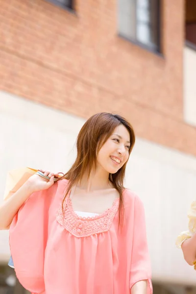 Retrato Bela Jovem Mulher Japonesa Com Sacos Compras Coloridos Rua — Fotografia de Stock