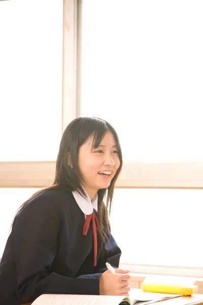 Aluno Japonês Feminino Sentado Mesa Escola Retrato Menina Beleza Uniforme — Fotografia de Stock