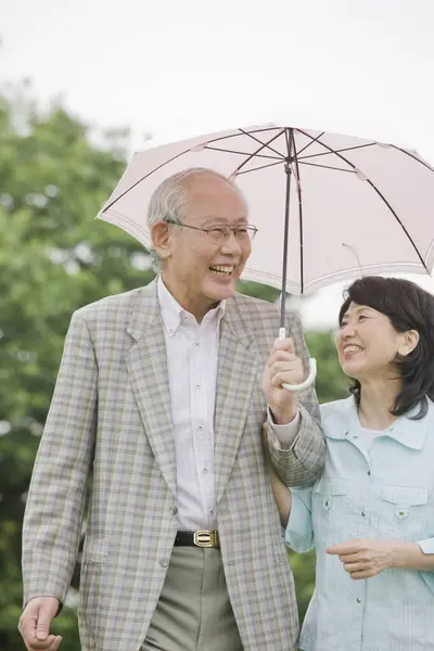 Asiatique Senior Couple Holding Parapluie — Photo