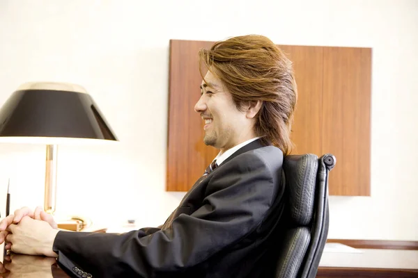 Ung Asiatisk Affärsman Sitter Vid Skrivbordet Kontoret — Stockfoto