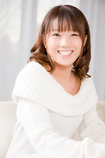 Jovem Mulher Japonesa Sorrindo — Fotografia de Stock