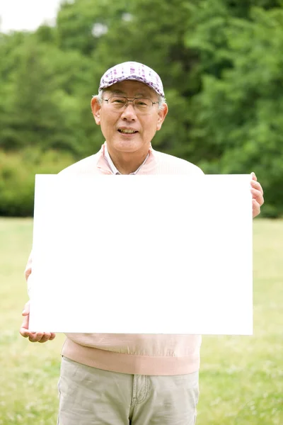 白い空白のシニアアアジアの男 — ストック写真