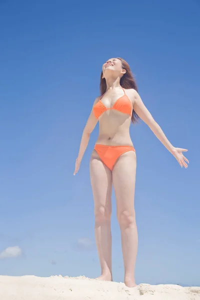 Jovem Mulher Japonesa Posando Biquíni Praia — Fotografia de Stock