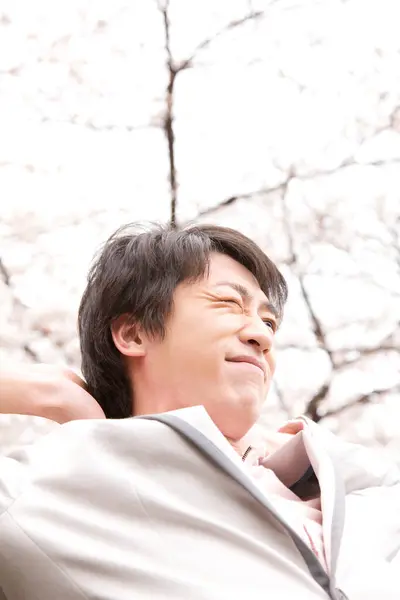 Baharda Sakura Çiçekleri Arasında Parktaki Genç Japon Adamın Portresi — Stok fotoğraf