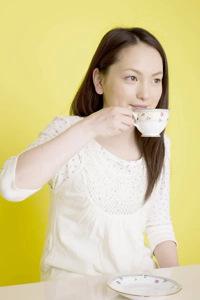 Joven Asiático Mujer Bebiendo Mesa —  Fotos de Stock