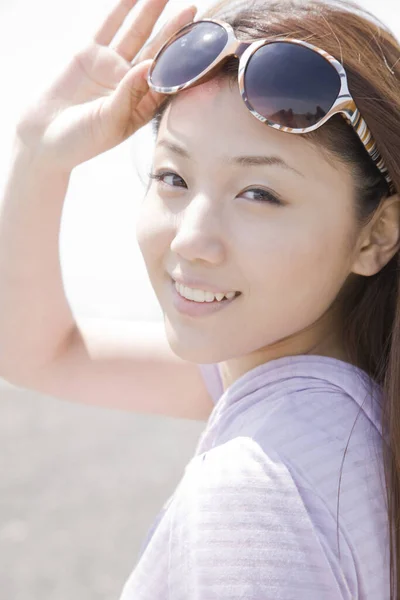 Jovem Mulher Asiática Usando Óculos Sol Posando Parque — Fotografia de Stock