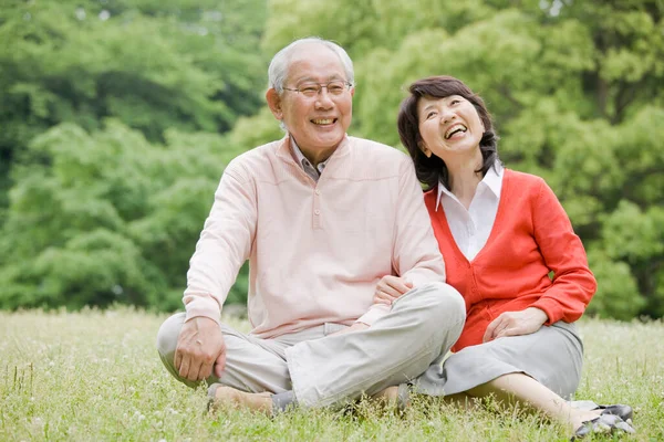 Heureux Senior Asiatique Couple Relaxant Plein Air — Photo