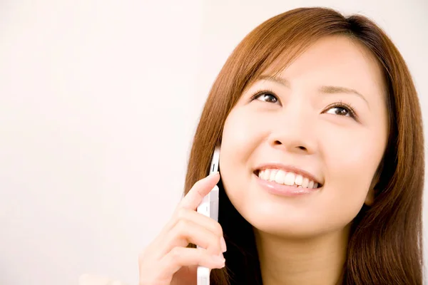 Портрет Счастливой Японки Использующей Мобильный Телефон Дома Лицензионные Стоковые Изображения