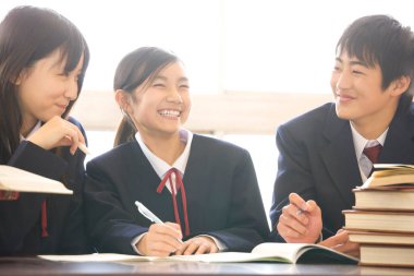 Japon lise öğrencileri sınıfta okuyor.