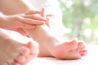 Spa konsepti. Kaplıcadaki masaj sırasında kadın bacaklarının yakınlaşması.  