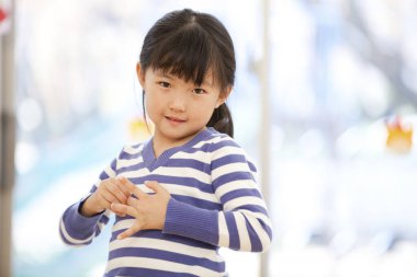 Anaokulunda oynayan küçük tatlı Asyalı kız.