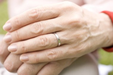 Yetişkin çiftler el ele tutuşur, yakınlaşırlar, romantik aşk yaşarlar.