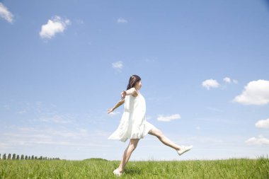 Doğada güzel genç bir Japon kadının portresi