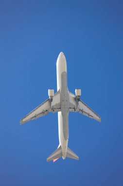 Mavi gökyüzünde uçan uçak