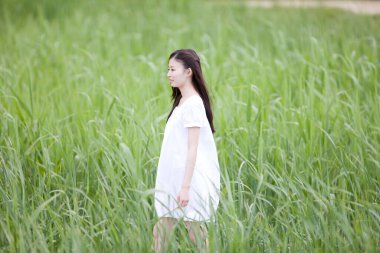 Japon kadının yeşil alanda gündüz görüşü 