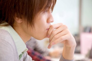 Depresyondaki genç kadın.