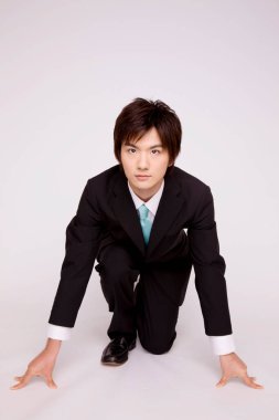 Genç Asyalı işadamı izole bir geçmişe başladı. 