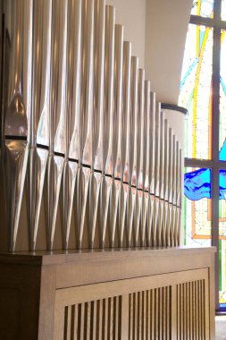 Şehirdeki bir katedralin içinde. 