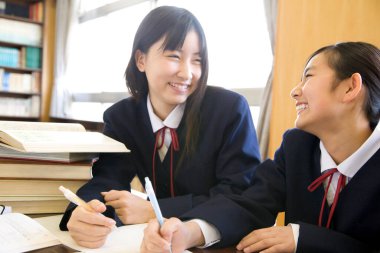 Japon lise öğrencileri sınıfta okuyor.