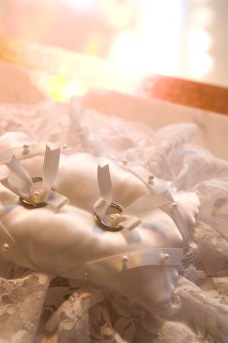 Süslü beyaz yastıkta alyanslar 