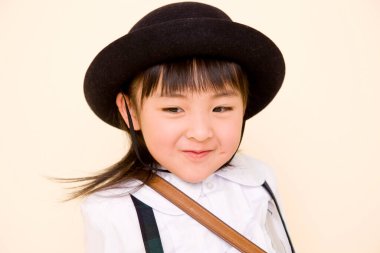 Siyah şapkalı Asyalı küçük kız.