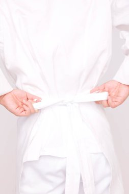 Üniforma giyen Asyalı aşçı adama yaklaş.