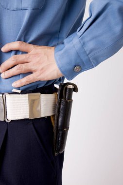 Kemerinde bıçak olan adamı kapat. 