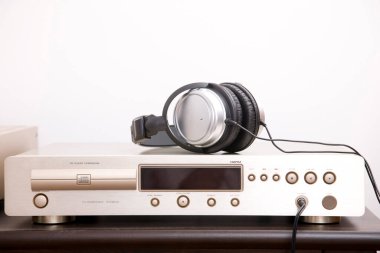 Üzerinde kulaklık olan stereo sistem beyaz arkaplanda 