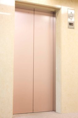 Modern otelin asansör kapısı manzarası