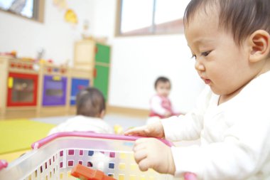 Anaokulunda oynayan şirin Asyalı çocuklar.