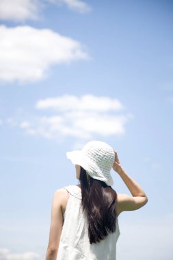 Doğada güzel genç bir Japon kadının portresi