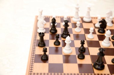 Satranç taşları tahtada, oyun arkaplanı