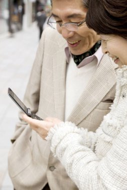 cep telefonu kullaranarak üst düzey Asya çift 