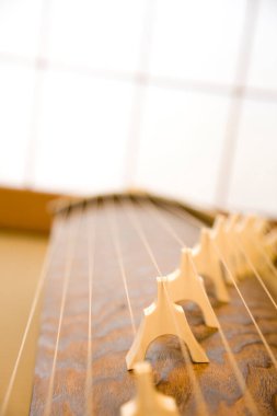 Japonlar yarım tüp zither enstrümanı çıkardı. Dizgileri olan bir Koto görünümünü kapat 