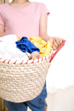 Çamaşırhane için çamaşır sepeti tutan kadın. 