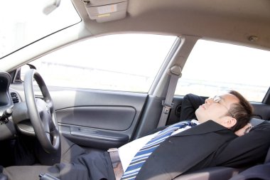 İş adamı koltuğunda uyuyor.