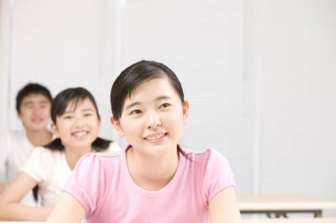 Modern sınıfta okuyan genç Japon öğrencilerin portresi.