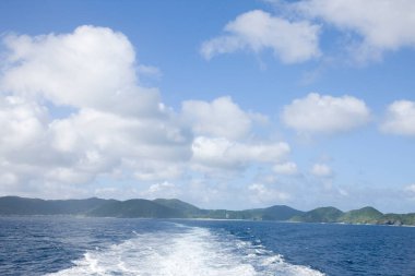 bulutlu gökyüzü ile deniz manzara 