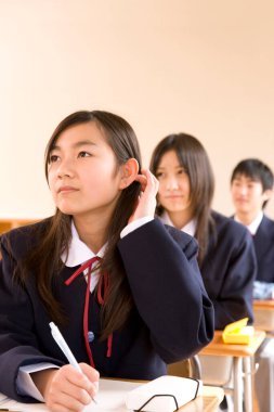 Japon lise öğrencileri sınıfta okuyor.