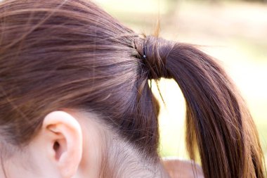 Park 'taki çekici genç bayanın yakın plan görüntüsü   