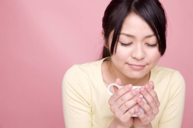 Kahveli genç Asyalı kadın.