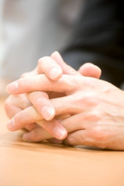 İş adamının elleri ahşap masada, yakın çekim. 