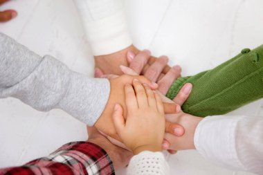 Çocuklu aile el ele tutuşuyor. Birlik kavramı