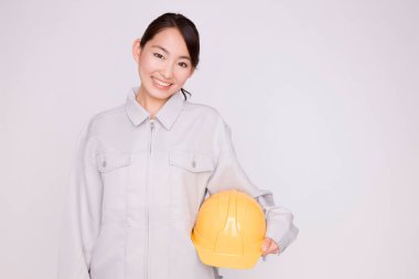 Şapkalı genç Asyalı kadın. 