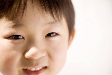 Yakışıklı gülümseyen Asyalı çocuğun portresini yakından çek.