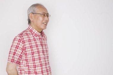 Gülümseyen Asyalı bir adamın portresi.